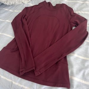 Women’s Lululemon hooded cranberry size 6 long sleeve shirt￼